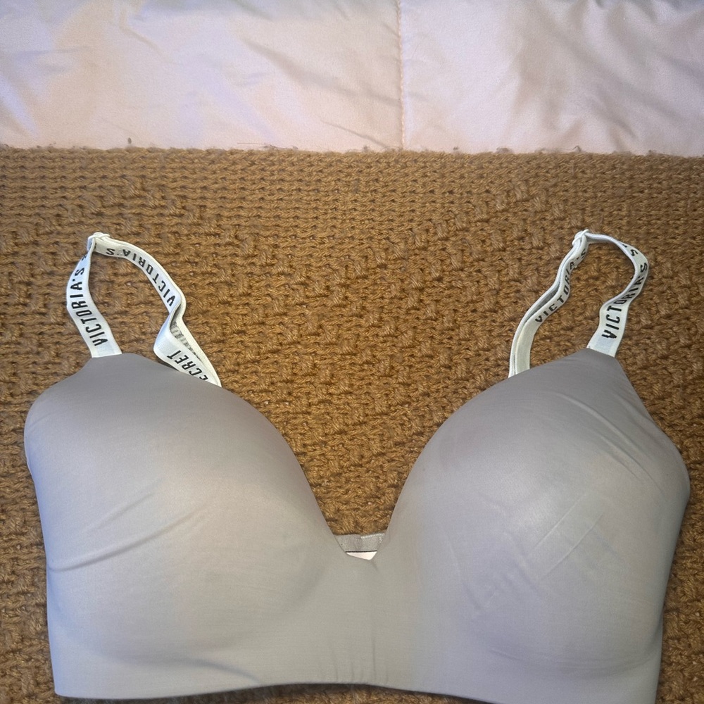 Victoria’s Secret women’s unlined bra size 34DD GREY.